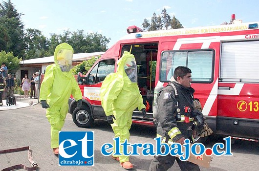 Voluntarios de Bomberos bajo estrictas medidas de seguridad procedieron a recoger el producto químico contaminante.