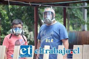 VECINOS CON MASCARILLAS.- Pasadas las 15:00 horas de este domingo, se registró una emergencia química en Calle Los Álamos, en el sector Granallas, un total de 8 familias debieron ser evacuadas y por precaución optaron por el uso de mascarillas.