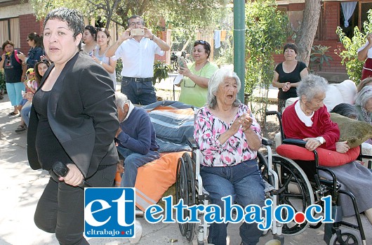 LOCOS POR CECILIA.- La profesora Carolina Vargas interpretó a la cantante nacional Cecilia, rockera de La Nueva Ola.