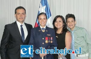 Gracias a un esfuerzo de cuatro años, la joven egresó como oficial y fue condecorada con la Medalla y la Espada de Honor de la Fuerza Aérea de Chile, siendo un gran orgullo para su familia.