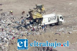 Uno de los camiones de GEA en plena labor en el vertedero, cuyo funcionamiento ha causado y sigue causando serios problemas medioambientales.