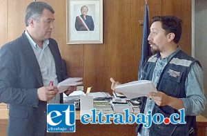 Director de Protección Civil y Emergencia de la Gobernación de San Felipe, Claudio Martínez, junto al gobernador Provincial Eduardo León.