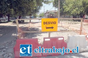 SIN PASO.- Efectivamente, este cierre de alameda en Traslaviña con Chacabuco, impide el paso vehicular en dirección del tránsito.