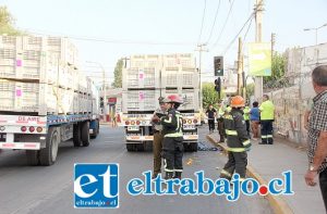 Junto al camión protagonista del accidente, un segundo camión también cargado con duraznos, pasa por la izquierda, revelando la gran afluencia de este tipo de vehículos y con este tipo de cargas por el lugar.