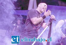 IMPONENTE.- Aquí tenemos al vocalista principal de la banda, Boris Ojeda, totalmente convertido en un negro felino del Hard Rock.