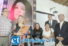 HONORES EN VIDA.- Emocionada y muy contenta estaba Palmenia Pizarro al lado de las autoridades que le acompañaron al pie del mural.