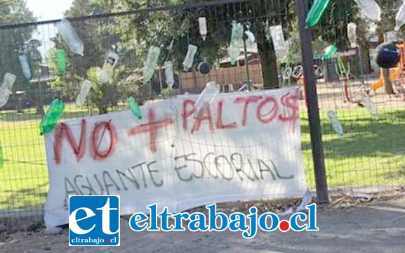 Letreros con leyendas de no querer más paltas en el lugar.
