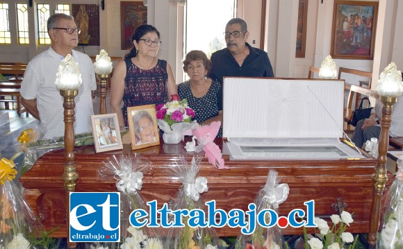 HIJOS AGRADECIDOS.- Los hijos de doña Carmelita la dejaron ir en paz, agradecidos por el amor y cariño que de ella recibieron.