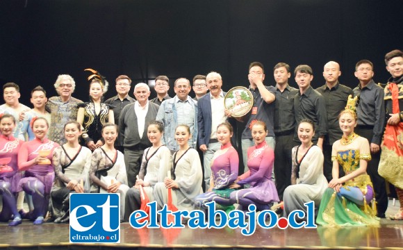 GRANDIOSO ESPECTÁCULO.- Aquí vemos a la comitiva completa de artistas chinos, acompañados en esta oportunidad por las autoridades de nuestra comuna.