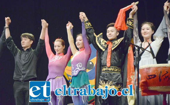 GRACIAS CHINA.- Al final la despedida fue más que emotiva, estos artistas también agradecieron el aplauso y la presencia, pues viajaron desde muy lejos para ofrecernos este gran espectáculo.