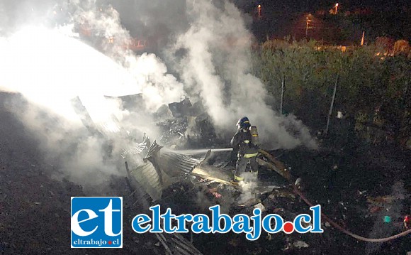 El fuego se desató alrededor de las 04:30 de este sábado en el sector La Higuera de Santa María.