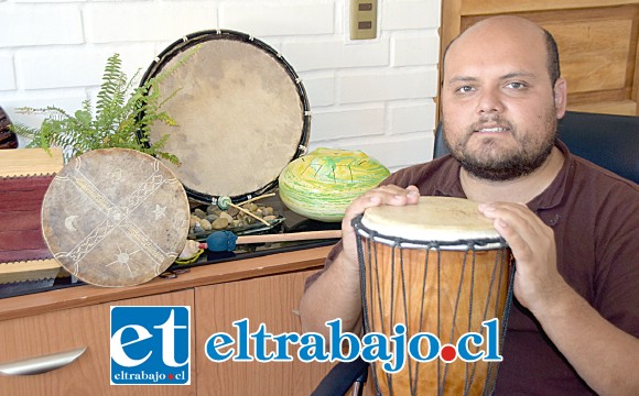 MÚSICOTERAPEUTA.- El psicólogo Nelson Muñoz Castro muestra a Diario El Trabajo algunos de los instrumentos musicales que utiliza en sus terapias.
