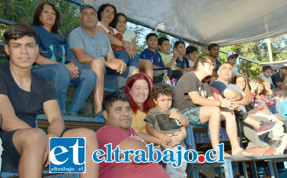 A TODO TRAPO.- Las acciones fueron intensas y cargadas de gran energía deportiva para abrirse paso, aquí vemos a Juventud La Troya rompiendo la muralla defensiva de Diamante Rinconada.