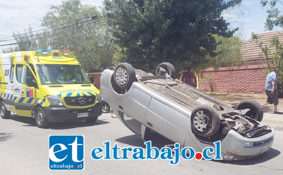 El vehículo terminó volcado en medio de la calle pasado el mediodía de ayer domingo, resultando una persona lesionada.