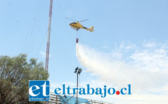 Un helicóptero de la Conaf llegó también a colaborar en la lucha contra el incendio de pastizales.