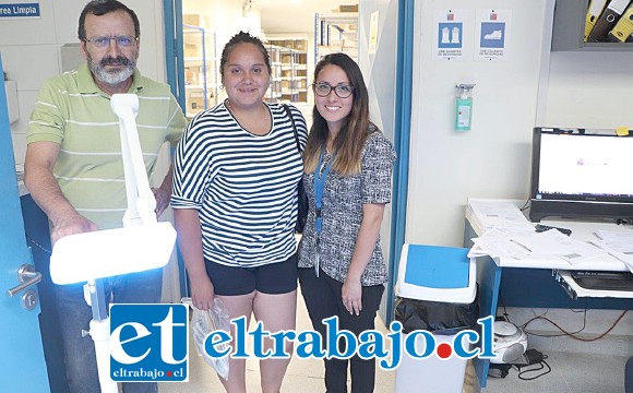 Jorge Caniguante, jefe Equipos Médicos, junto a Francesca Carrasco (madre del menos) y la asistente social Gabriela Hinostroza durante la entrega de la lámpara de fototerapia.