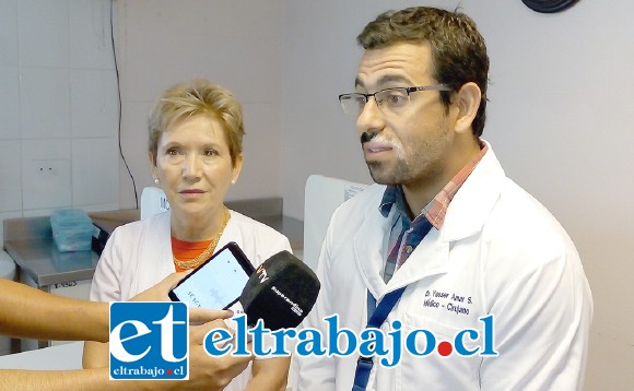 Dra. Iris Boisier, subdirectora Gestión Asistencial, y Dr. Yasser Amar, director Cesfam San Felipe El Real, llamaron a la comunidad a practicar el Test Rápido de VIH.