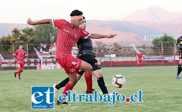 El joven salido de las canteras albirrojas Francisco Salinas sorprendió gratamente a la hinchada local. (Foto: Jaime Gómez)