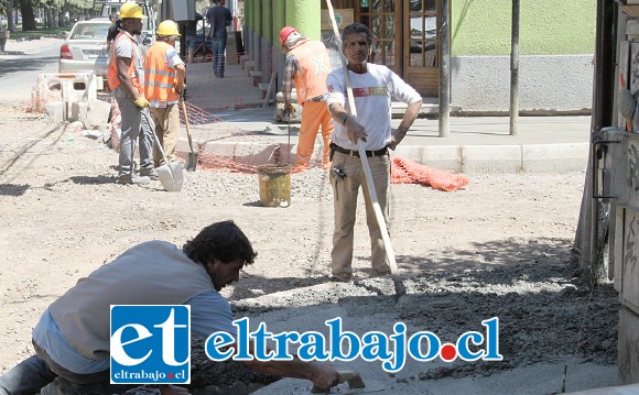 TAMBIÉN VEREDAS NUEVAS.- Cada detalle está siendo atendido por los obreros de esta empresa, pronto recuperará vida esta importante arteria vial.