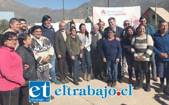 En la foto de archivo vecinos de las villas Sol Naciente, Renacer, Industrial y 250 Años, felices junto a las autoridades durante la entrega del terreno donde se levantará el jardín más grande de la provincia, cuyos trabajos hoy están paralizados.