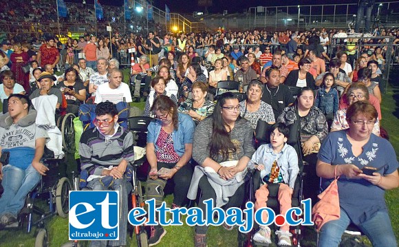 Las personas que presentaban alguna dificultad para poder ver el evento, recibieron un sitio especial frente al escenario principal.