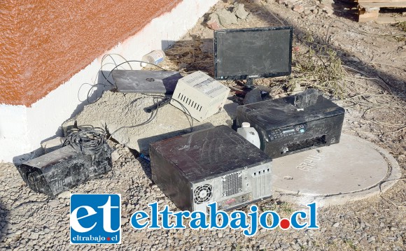 Computadores resultaron dañados tras el incendio que afectó a las oficinas de Bomberos de Santa María.