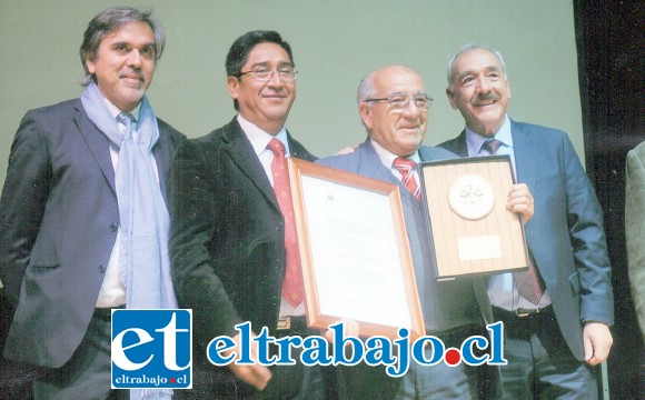 El Concejo Municipal de San Felipe le honró el 1º de agosto de 2016 en la categoría Ciudadano Benemérito de la Siempre Heroica Ciudad de San Felipe de Aconcagua.