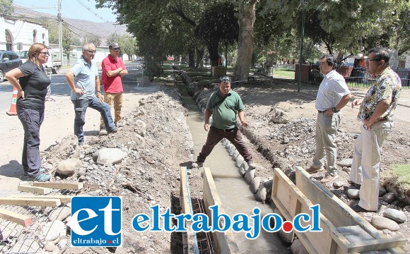 Personal municipal intervino el pavimento en toda la extensión del estacionamiento ubicado en avenida O’Higgins, frente a la Segunda Comisaría de Carabineros.