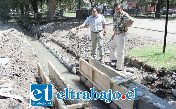 El Secpla Claudio Paredes junto al director de Obras Municipales, Claudio Díaz, inspeccionan el lugar donde se realizan los trabajos.