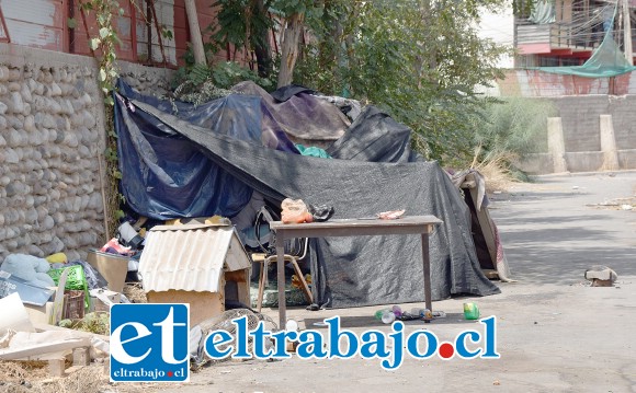PENOSA IMAGEN.- Así luce ahora la propiedad en la que se iba a construir la Revisión Técnica, abandonada y con varias personas viviendo en estos rucos.