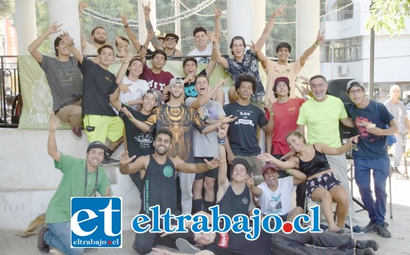 DEPORTE EXTREMO.- Ellos son parte del gran equipo de competidores del SlackLine que se dieron cita este fin de semana en nuestra comuna.