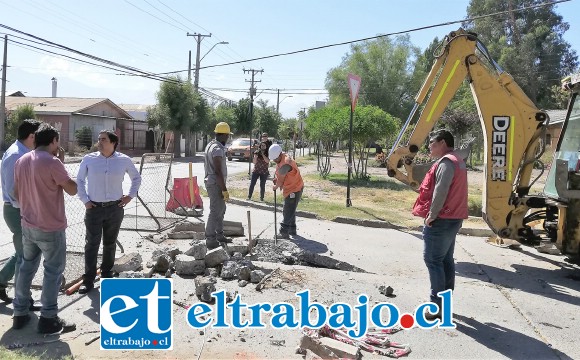 El canal de regadío que pasa por debajo de este punto mantenía una filtración que afectó el hormigón y ocasionó que una parte de la losa cediera, provocando finalmente el socavón.