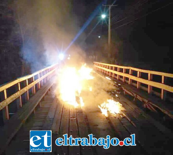 Momento exacto cuando el fuego consumía gran parte del «puente de los clavos de oro». 