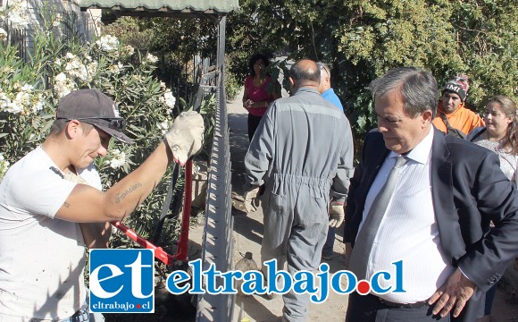 PRIMEROS PASOS.- Funcionarios municipales desarrollaron ayer temprano una limpieza preliminar al antejardín de la vivienda de don Jorge San Martín.