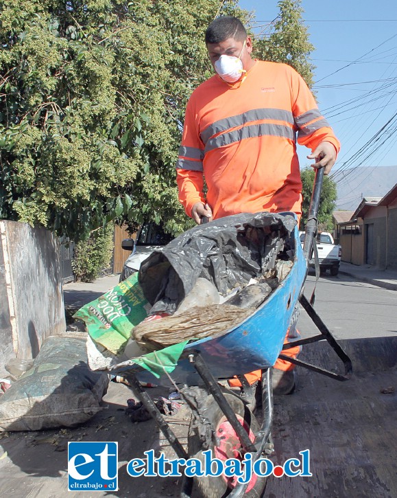 EN VARIAS ETAPAS.- Los escombros fueron depositados en una enorme caja recolectora que el Municipio dispuso para este operativo.