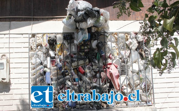 URGENTE SOLUCIÓN.- Algunas ventanas de la calle simplemente lucen así, no sabemos si la habitación en su interior está totalmente llena ya de basura.