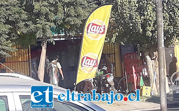 EL PROCEDIMIENTO.- Carabineros procedió a la detención del adolescente acusado, y de un segundo sujeto que se opuso al accionar policial en Botillería Maipú la tarde de este lunes.