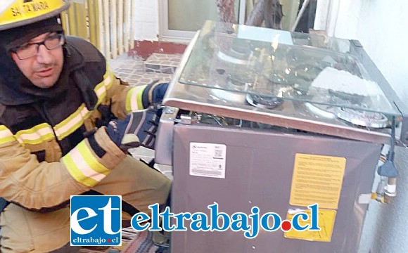 Bomberos controlando la fuga de gas licuado desde el inmueble.