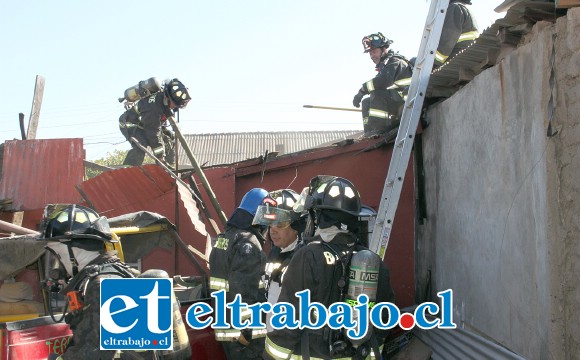 Las cámaras de Diario El Trabajo captan el momento en que los bomberos destechan la vivienda para poder controlar efectivamente el fuego en proceso.