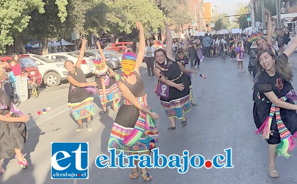 Otras en cambio decidieron desarrollar danzas de pueblos originarios, en este caso al parecer de la cultura Diaguita.