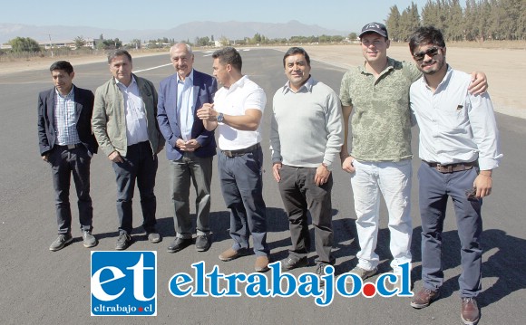 REVISIÓN FINAL.- Una comitiva de trabajo en terreno recorrió la pista de aterrizaje del Aeródromo Víctor Lafón de San Felipe, la que será reinaugurada el próximo 12 de abril.