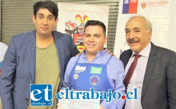 El alcalde Patricio Freire y el concejal Mario Villanueva junto al gerente de la sucursal de Sodimac, Héctor Cepeda.