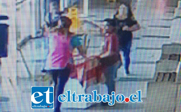 El sujeto junto a las mujeres que lo interceptaron y le quitaron la conservadora.