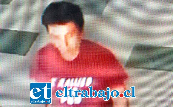 El sujeto saliendo del terminal luego que las mujeres lo increparan debiendo entregar la conservadora.