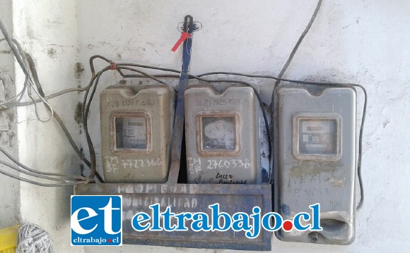 Estos son los medidores del terminal, el del medio corresponde a sala de espera y andenes.