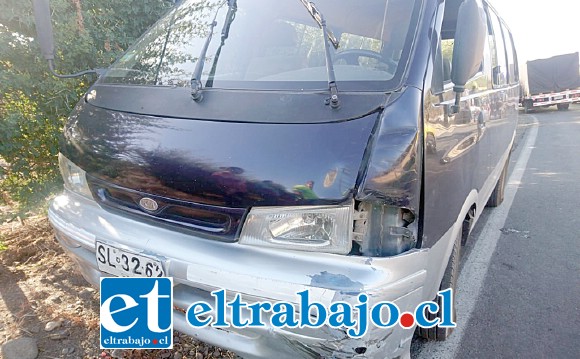 El furgón fue colisionado frontalmente por la motocicleta.