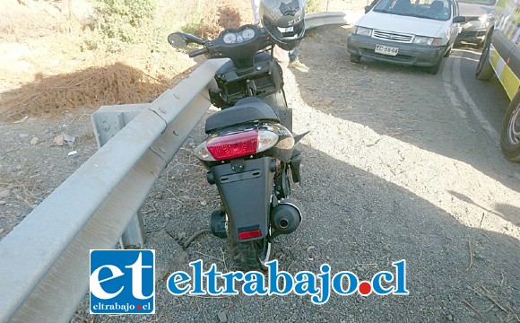 La conductora circulaba en esta motocicleta sin sus placas patente ni licencia para conducir.