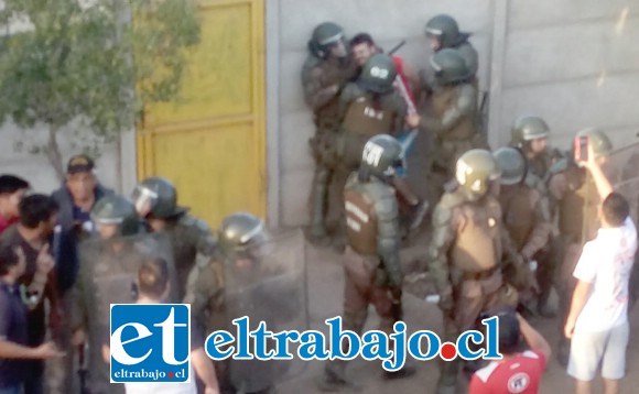 Numeroso personal policial durante la detención del joven acusado de golpear a una mujer carabinero.