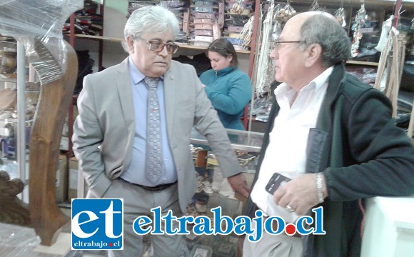 Luis Salinas dueño de Joyería Acrón visitando al comerciante afectado como un modo de solidarizar teniendo en cuenta que a él días atrás también le entraron a robara a su local de Calle Coimas.