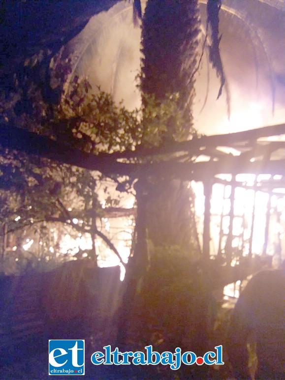 El fuego consumió en su totalidad la vivienda.